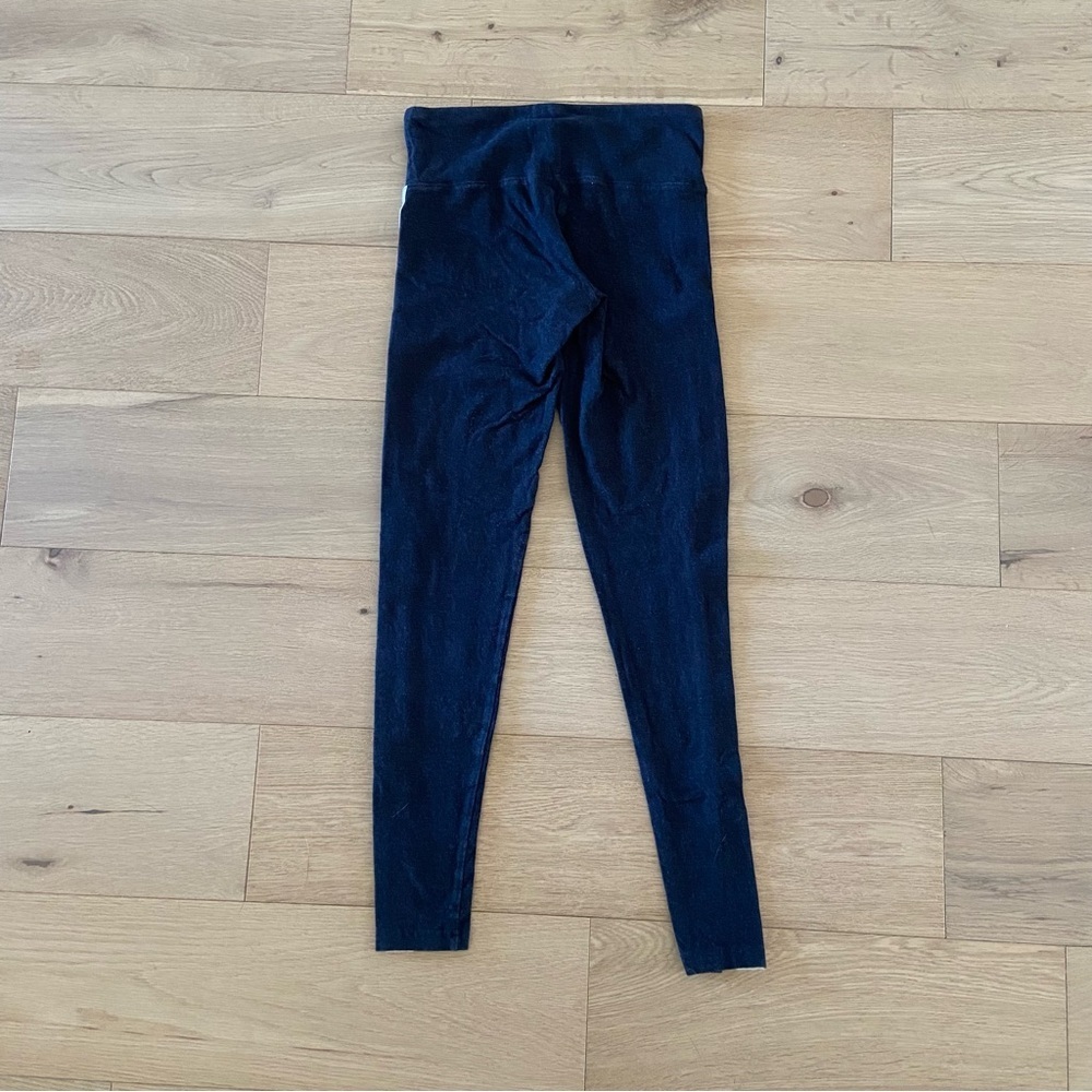 TNA Leggings in Dark Grey with White Accent - Picture 6 of 9
